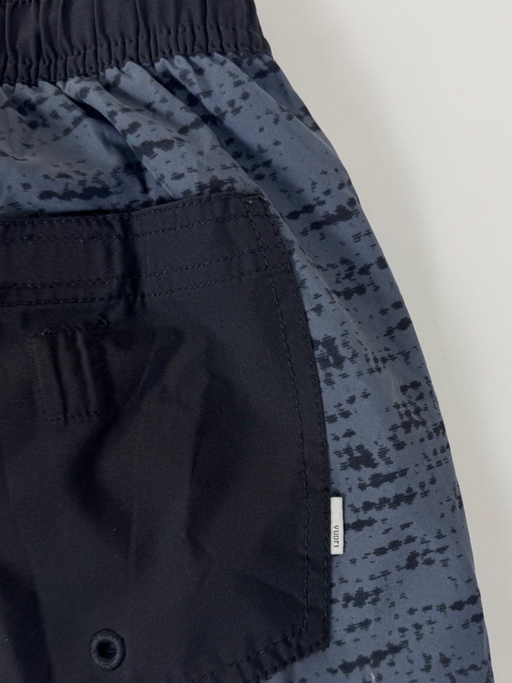 Vuori Kore Hybrid Shorts Size Medium - Picture 4 of 8